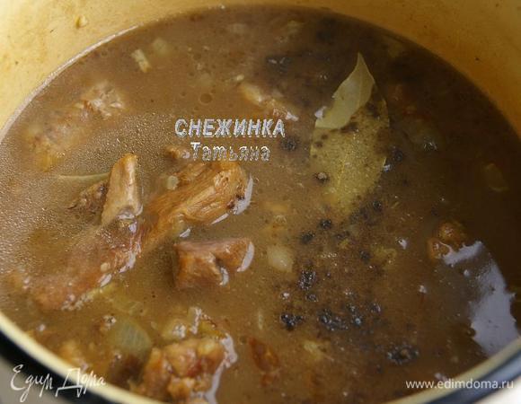 Отправьте обратно в кастрюлю обжаренные продукты. Все хорошо перемешайте. Добавьте по вкусу молотый черный перец и лавровый лист. Дайте закипеть и выключите. Закройте крышкой. Обязательно надо дать мачанке настояться минимум 30 минут, за это время как раз испеките блины.