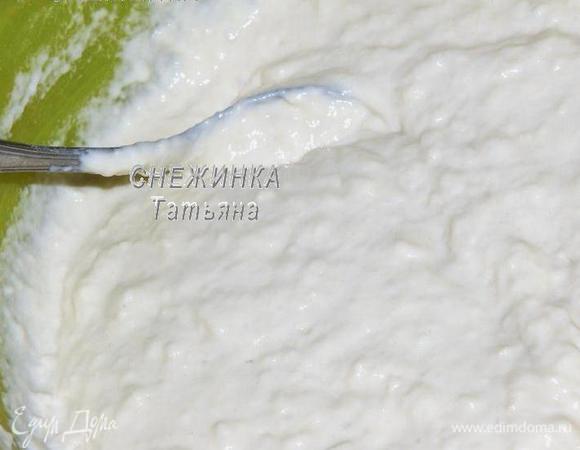 В миску всыпьте муку, добавьте соль, сахар. В кастрюлю или сотейник налейте сыворотку, поставьте на огонь и нагрейте до теплого состояния, практически горячего. Влейте эту сыворотку в муку, оставив в кастрюльке где-то 2 ст. л. жидкости. Тщательно перемешайте. Должна получиться густоватая масса.