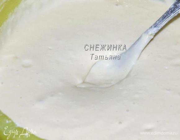 По одному введите яйца. Очень хорошо вымешайте. На этом этапе тесто становится менее густым.