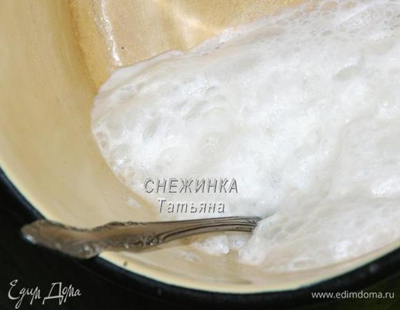 Оставшуюся сыворотку поставьте обратно на огонь, дайте закипеть. Всыпьте в нее соду, быстро перемешайте до образования пены.