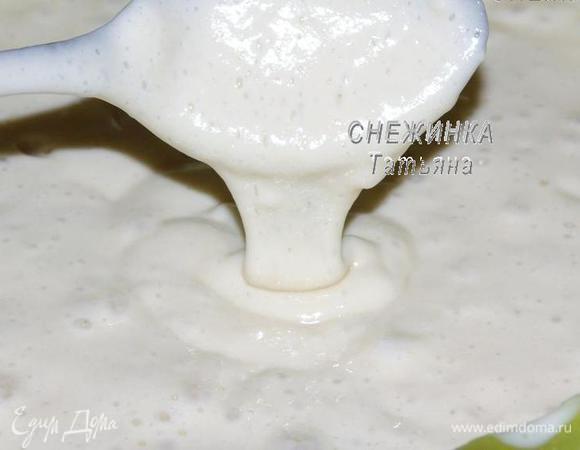 Сразу же влейте эту пену в тесто, стараясь быстрыми движениями мешать все время ложкой. Тесто на глазах станет пузыриться, оживать и пыхтеть. В результате оно должно быть не очень густым, чуть-чуть жиже, чем густая сметана. Дайте тесту постоять 10 минут, пока подготовьте сковороду.