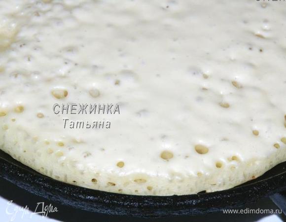 Блины выпекайте, смазывая сковороду «подмазкой». У меня для этих целей служит кусочек сала. Подойдет также кусочек чистой ткани, который макается в подсолнечное масло.<br />
На смазанную и хорошо разогретую сковороду, у меня диаметр 19 см, налейте где-то 6 ст. л. теста. Тесто распределяйте толстым слоем, оно хорошо пропекается за счет того, что поднимается и образуются «дорожки». Когда на верх блина «прорвались» пузырьки, а снизу он стал золотистым, переверните.