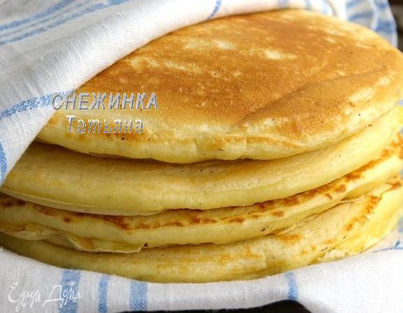 Когда следующий блин готов, поднимите полотенце, положите его стопочкой и снова накройте полотенцем и т.д . Таким образом, блины сохраняют свое тепло до подачи.