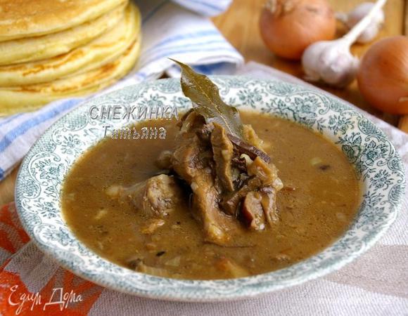 Накройте на стол. Мачанку разлейте по тарелкам, обязательно захватив ребрышки и колбасу. Поставьте в центр стола стопку блинов.