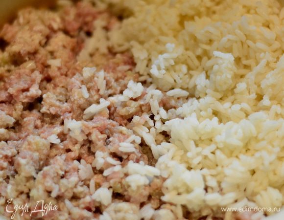 Первым делом у капусты вырезать кочерыжку и отварить без нее до полуготовности, чтобы листья были полумягкие. Фарш перемолоть с луком (1 шт.). Отварить рис.