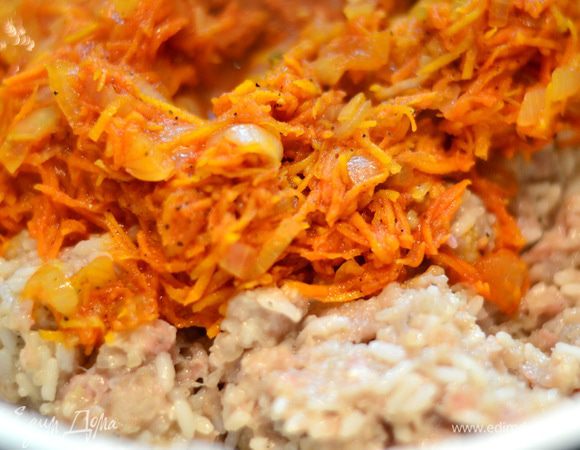 Морковку натереть на терке и потушить с нашинкованным мелко луком (1 шт.) и с томатным соком (200 мл), слегка посолить, поперчить. Фарш соединить с рисом, перемешать, добавить половину порции остывшей моркови с луком, добавить соль, перец, перемешать.
