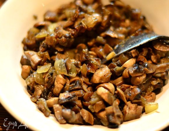 Грибы мелко нарезать и потушить с луком (2 головки). Слегка посолить, поперчить.