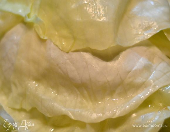 Отделить листья от отварной капусты.