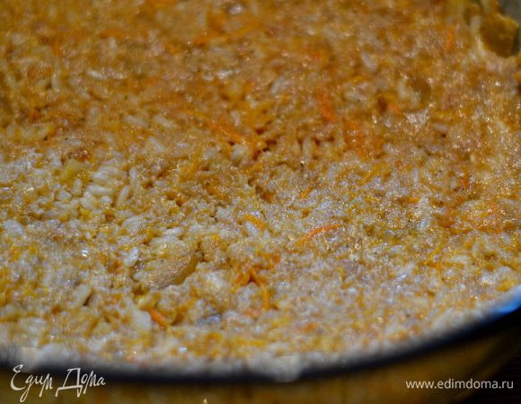 На листья выложить мясной фарш.