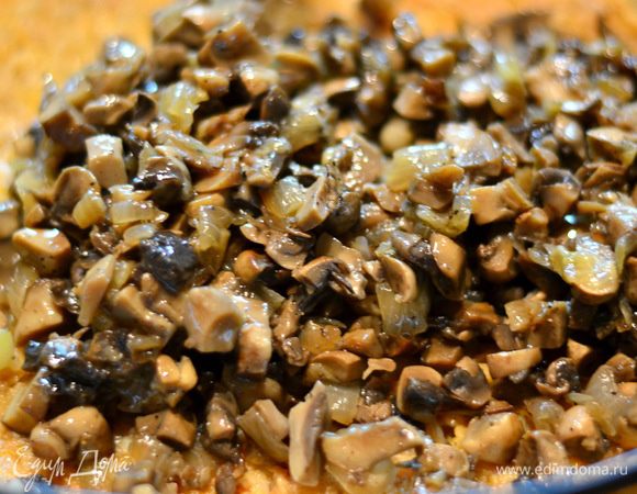 Снова накрыть листьями капусты, затем выложить слой мясного фарша, на него выложить грибы, накрыть листьями капусты — и так слой за слоем.