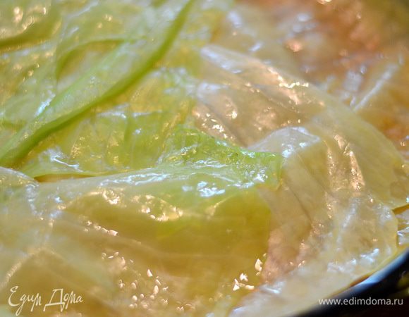 Накрыть последними листьями капусты.