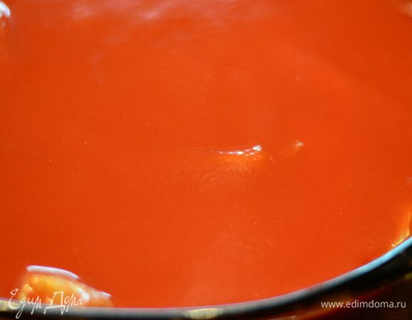 На верх выложить второй порцией моркови, тушенной с луком, залить оставшимся томатным соком, сделать везде проколы ножом, по боками тоже пройтись ножом, чтобы томатный сок стек вниз. Тушить в духовке около 2 часов при температуре 190–200°C. Можно за полчаса убавить температуру до 160°C. Чем больше блюдо томится, тем нежнее и вкуснее)