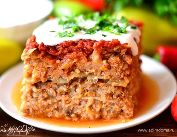 Подавать со сметаной, нарезав на порции. Сочно, вкусно и очень насыщенно. Приятного аппетита!