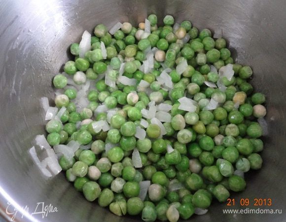 В небольшом сотейнике разогреть оливковое масло, пассеровать до мягкости мелко порезанный лук, добавить размороженный горошек, прогреть пару минут.