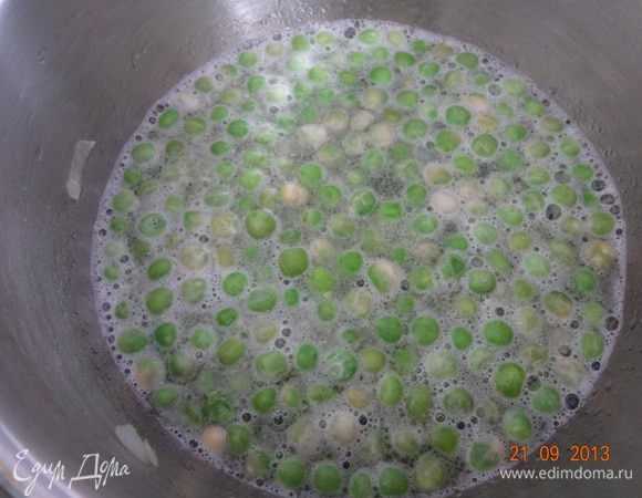 Влить горячий бульон, варить под крышкой до готовности горошка 15-20 минут. В тоже время отварить филе семги на пару (можно также поджарить или запечь рыбу).