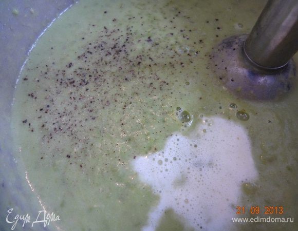 Пюрировать с помощью блендера горошек с луком до гладкого состояния (хотя я люблю менее однородную консистенцию), добавить соль, черный перец, сок лимона, сливки, перемешать и поставить на огонь прогреть (не давая кипеть).