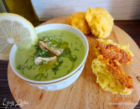 Горячий крем-суп налить в теплую (желательно) тарелочку, сверху положить кусочки семги, украсить мелко порезанной заленью, сбрызнуть оливковым маслом. Подавать с сырно-картофельными булочками. Вкусно, нежно и главное полезно!