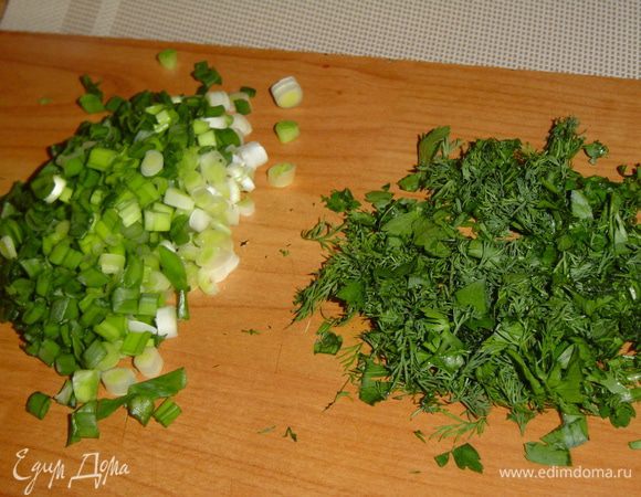 Мелко измельчить зеленый лук и зелень.
