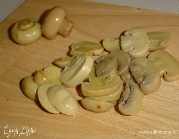 Грибы нарезать пластинками.