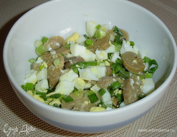 Соединить яйца, грибы, зелень и перемешать,