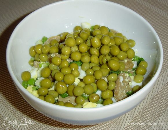 добавить зеленый горошек, солим, перчим и еще раз перемешать.