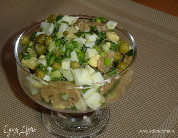 Салат раскладываем в порционную посуду, а сверху кладем сметану.