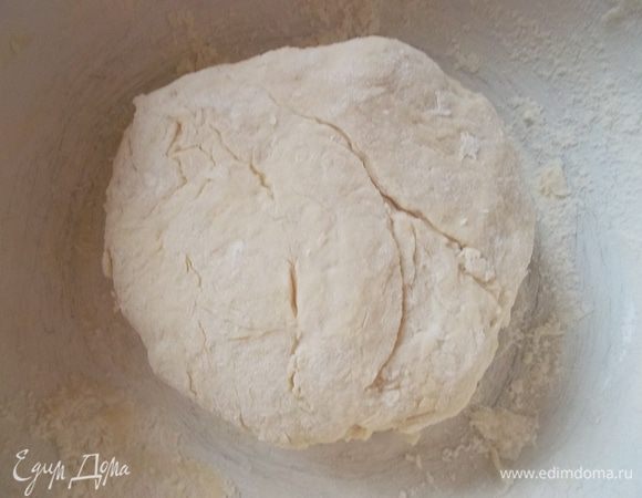 В теплой воде развести дрожжи. Добавить по щепотке соли и сахара, оливковое масло, муку и замесить очень мягкое тесто (муку добавлять постепенно, тесто должно быть не крутым, а только перестать прилипать к рукам). Накрыть пленкой или полотенцем и оставить на 30-40 минут...