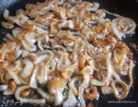 Лук нарезать полукольцами и обжарить в оливковом масле до прозрачности. Затем посолить, добавить кориандр, 2 ст л сахара (без горки) и обжарить до коричневого цвета...