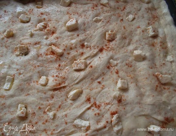 Тесто раскатать, выложить на противень. Распределить небольшие кусочки брынзы, слегка вдавливая их в тесто. Смазать оливковым маслом и посыпать паприкой...