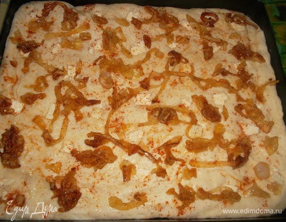 Сверху распределить лук и в духовку на 200 градусов до готовности (примерно 20-25 минут)...