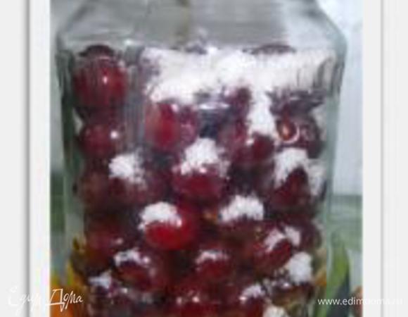 Собираем ягоду (можно вперемежку), чистить и выбирать листочки и веточки не обязательно, ссыпаем в тару и засыпаем сахаром чтобы ягода вся была  обволочена в нём. Заливаем ягоду кипятком, так, чтобы она вся погрузилась в кипяток.