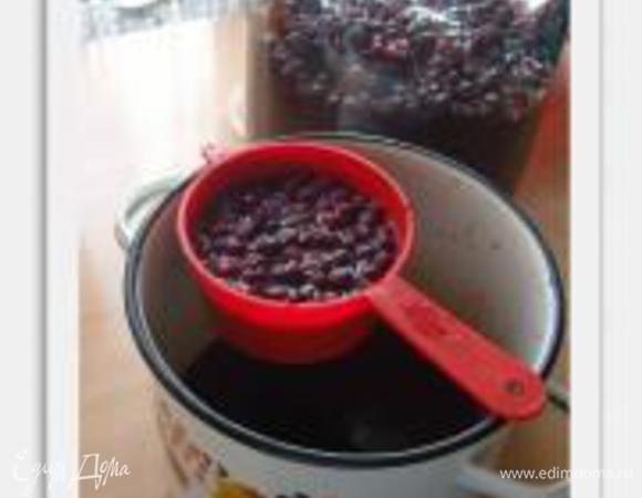 Спустя 14 дней процеживаем ягоду через сито, НЕ ВЫЖИМАЯ особо ягоду (иначе вино будет иметь ОЧЕНЬ много осадка) в кастрюлю по нужному объёму (желательно эмалированную или нержавейку) .