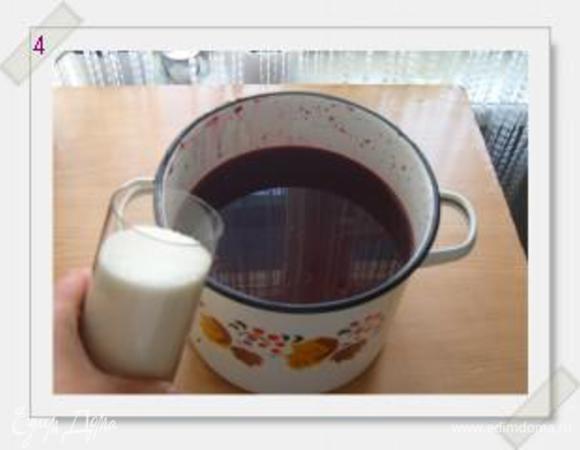 Добавляем сахар по вкусу и ставим на огонь.