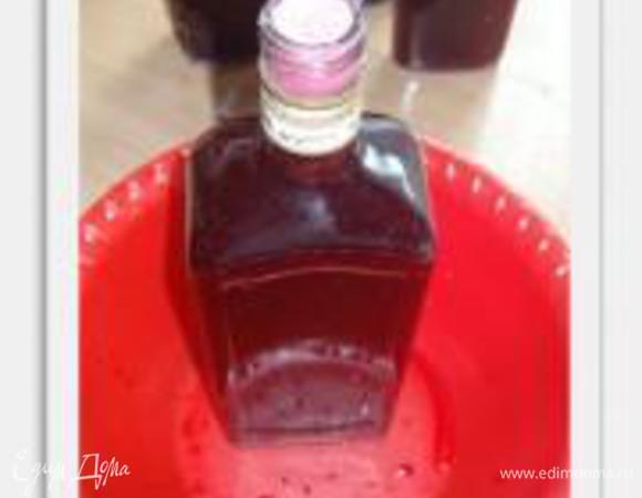 Готовим тару (желательно заранее). Доводим вино до первого кипения (это важно не дать вину кипеть, а именно дать появиться первым булькам) не пугайтесь пенки, просто снимите её, как на варенье и разливаем по самые края (с горкой - это не даст вину плесневеть).