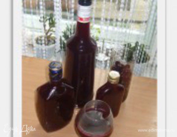 Охлаждаем до комнатной температуры и убираем в холод для настаивание, желательно в тёмное место. Ну а при необходимости похвастаться своим вином угощаем гостей!