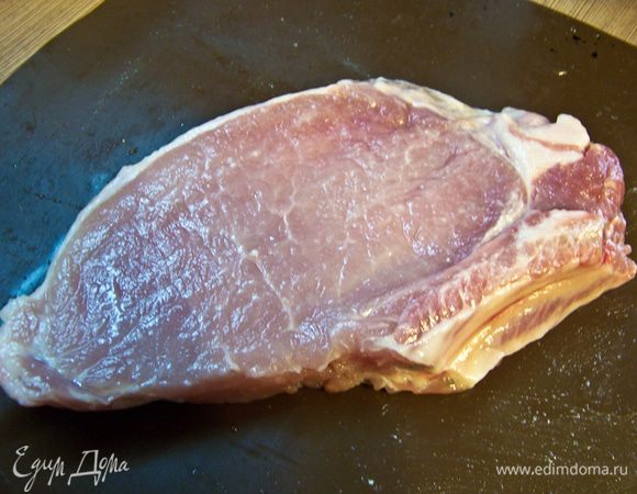 Стейки помойте, хорошо обсушите бумажным полотенцем.