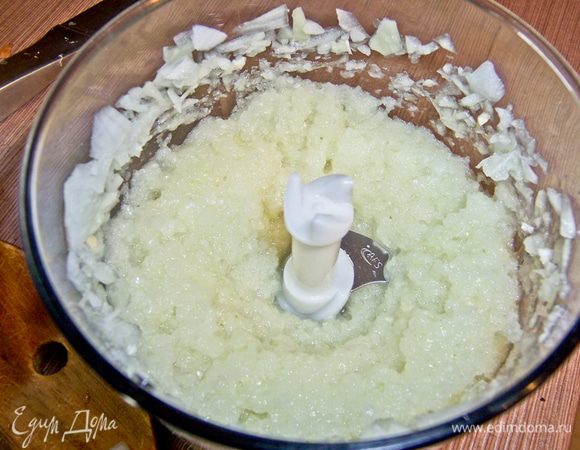 Лук очистите и измельчите в блендере в кашу (можно натереть на терке). Выложите его в марлю и выжмите в отдельную емкость сок.