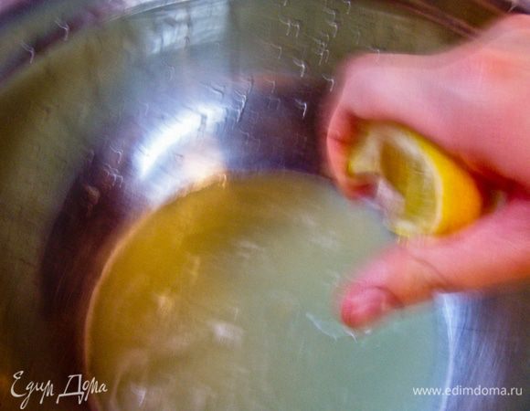 Добавьте к луковому соку сок лимона и вино.