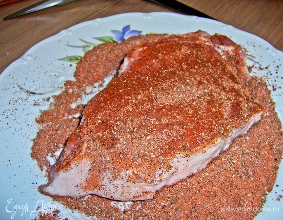 Смешайте в тарелке все специи и соль (кроме лаврового листа и душистого перца). Натрите смесью специй каждый стейк со всех сторон.