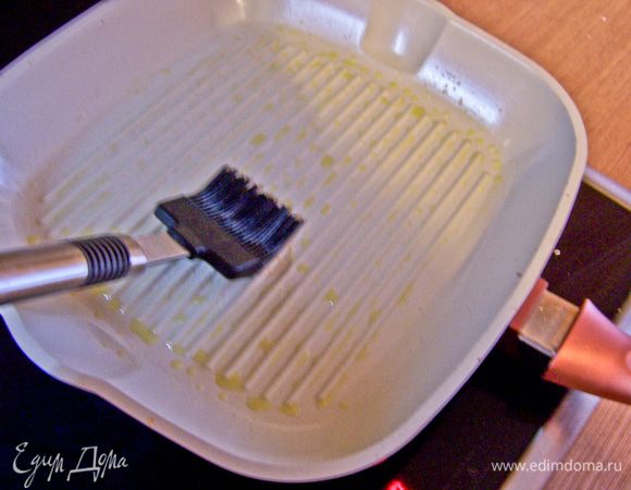 Сковороду-гриль смажьте 1 ст. л. масла (его должно быть совсем немного) и хорошо ее прогрейте.