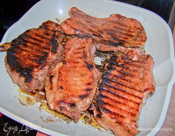Выложите стейки на сковороду и жарьте с одной стороны 10–15 минут, потом — с другой. Больше переворачивать не надо! И накалывать вилкой/ножом тоже нельзя, иначе весь сок вытечет. Вот на этом шаге приготовления мяса на сковороде-гриль в первый раз я и попалась. Я переворачивала его раза 4, постоянно прокалывала вилкой, боясь, не сырое ли оно. В итоге мясо получилось сухим. Умоляю, не делайте моих ошибок, сковорода-гриль сделает свое дело!