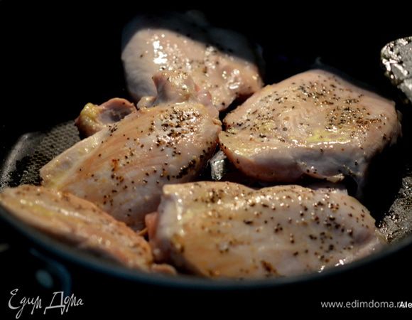 Разогреть сковороду с оливковым маслом, выложить куриные грудки, посолив и поперчив. Обжариваем с обеих сторон - по 5 минут на каждую сторону. Переложить на тарелку.
