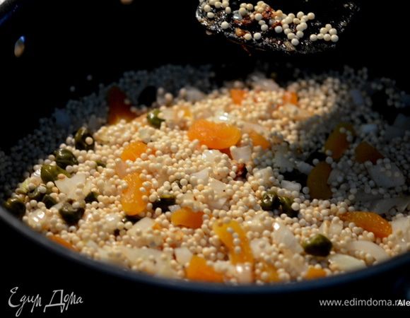 Добавить на сковороду порезанный лук, обжариваем примерно 4 мин. Добавим кускус, абрикосы без косточек, порезанные и каперсы. Все вместе обжариваем примерно 3 мин. 