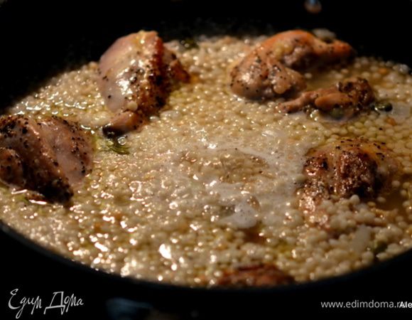 Затем добавим бульон, посолить и поперчить. Вернем куриные грудки. Закроем крышкой и тушим до полного приготовления кускуса и куриных грудок.