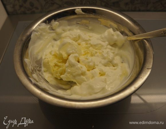 В миске перемешать подтаявшее при комнатной температуре масло и сметану, добавить немного соли и муку. Замесить достаточно крутое, но мягкое тесто, чтобы не прилипало к рукам. Возможно, придется положить побольше муки, так как очень многое зависит от качества и водянистости сметаны и масла((
