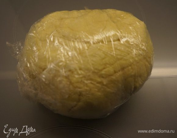 Тесто скатать в шар, обернуть  пищевой пленкой и положить в холодильник на 1 час