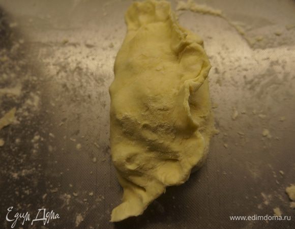 Накрыть начинку второй половиной блина и защипать края. Главное - стараться, чтобы тесто не порвалось. Поэтому для начала можно начинки класть не очень много))