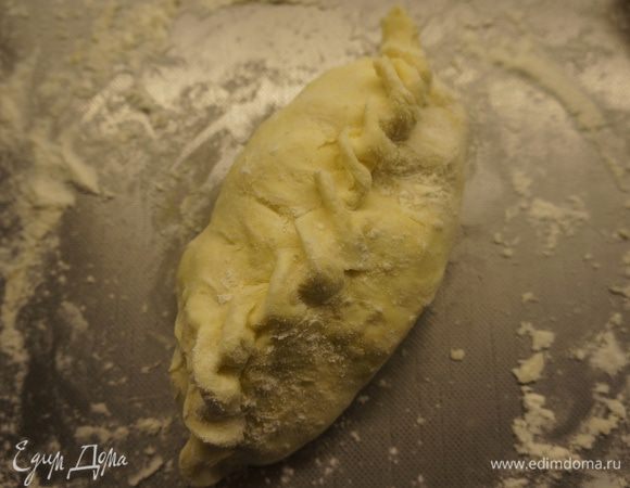 Нарисовать красивый бортик, опять же как на пельменях или варениках домашних) Они и получаются такие большие пельмени уральские. 

