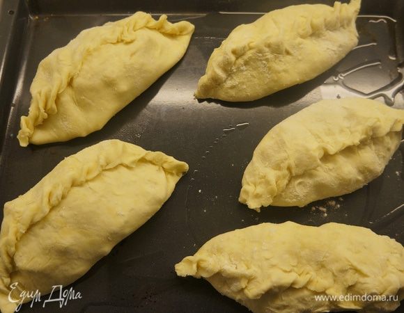 Выложить пироги на противень (обычно получается 5 -6 штук)  и поставить в разогретую до 200 градусов духовку на 20 минут. 

