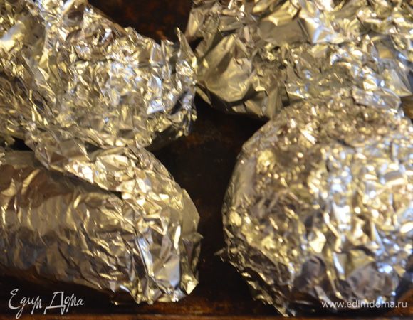 каждый перец завернуть в фольгу и отправить в духовку при 200 гр на пол часа. Затем достать - горячими завренуть в пакет и так остудить